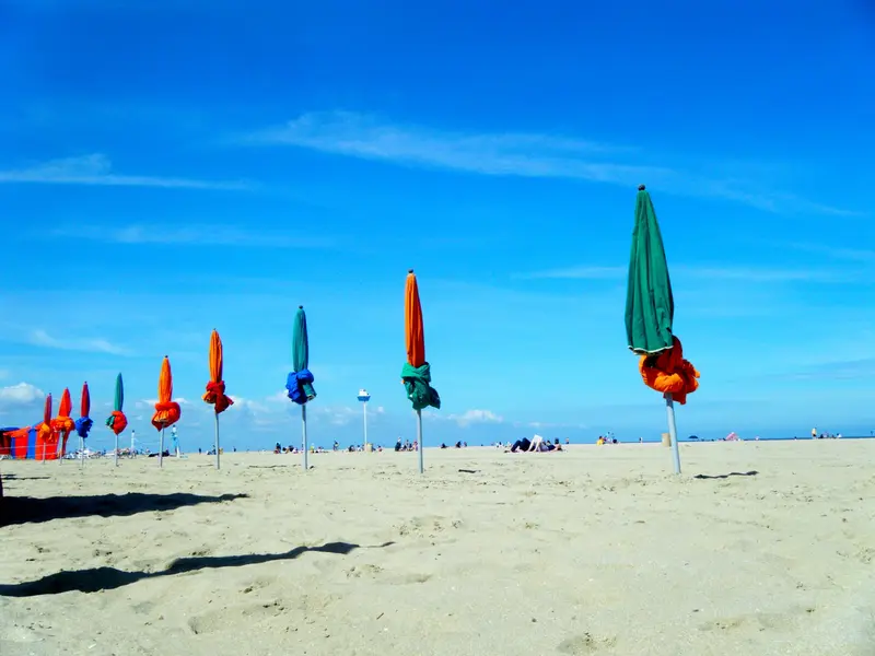 Parasols fermés sur la plage de Deauville