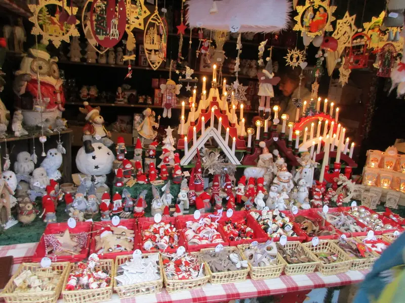 Étal de décorations de Noël, bougies et figurines, au marché de Colmar