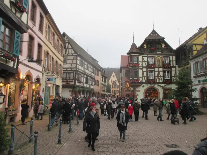 Maisons à colombages et foule du marché de Noël de Kaysersberg