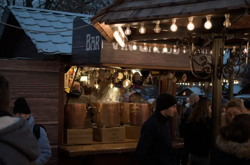 Stand de vin chaud illuminé au marché de Noël de Reims, le soir