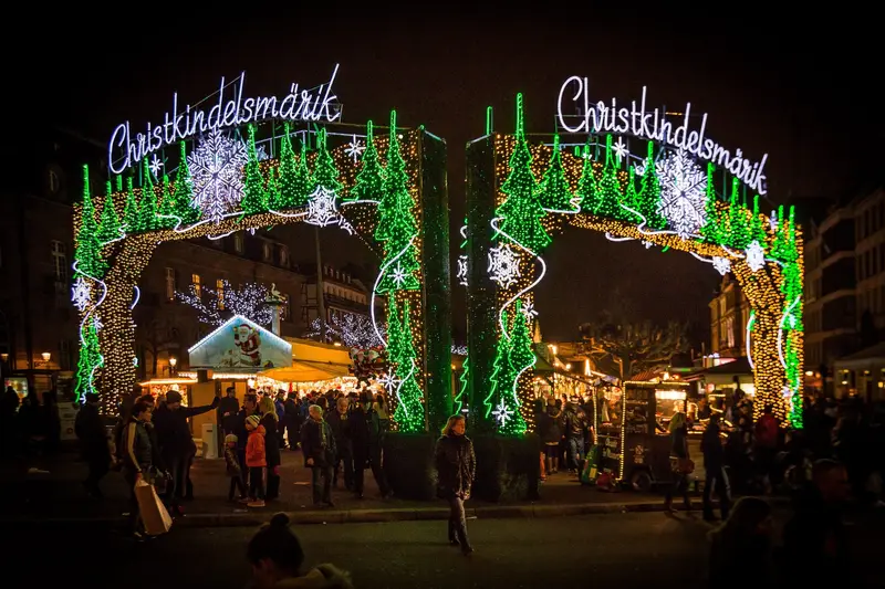 L’entrée illuminée du Christkindelsmärik, le marché de Noël de Strasbourg, le soir