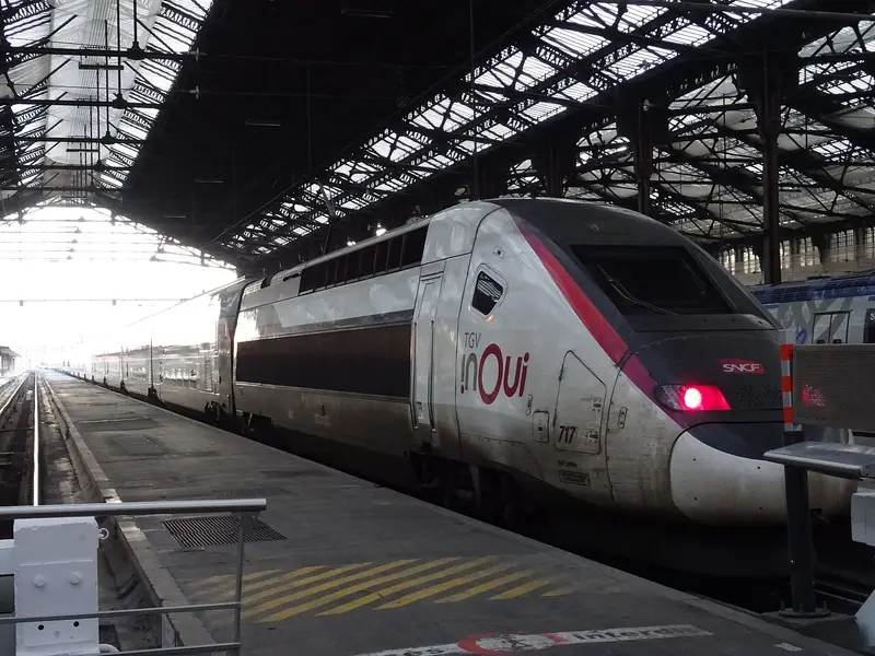 TGV INOUI à quai en gare de Paris-Gare-de-Lyon